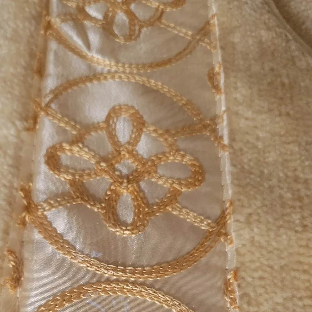 3-Piece Embroidery Bath Mat Set - Gold